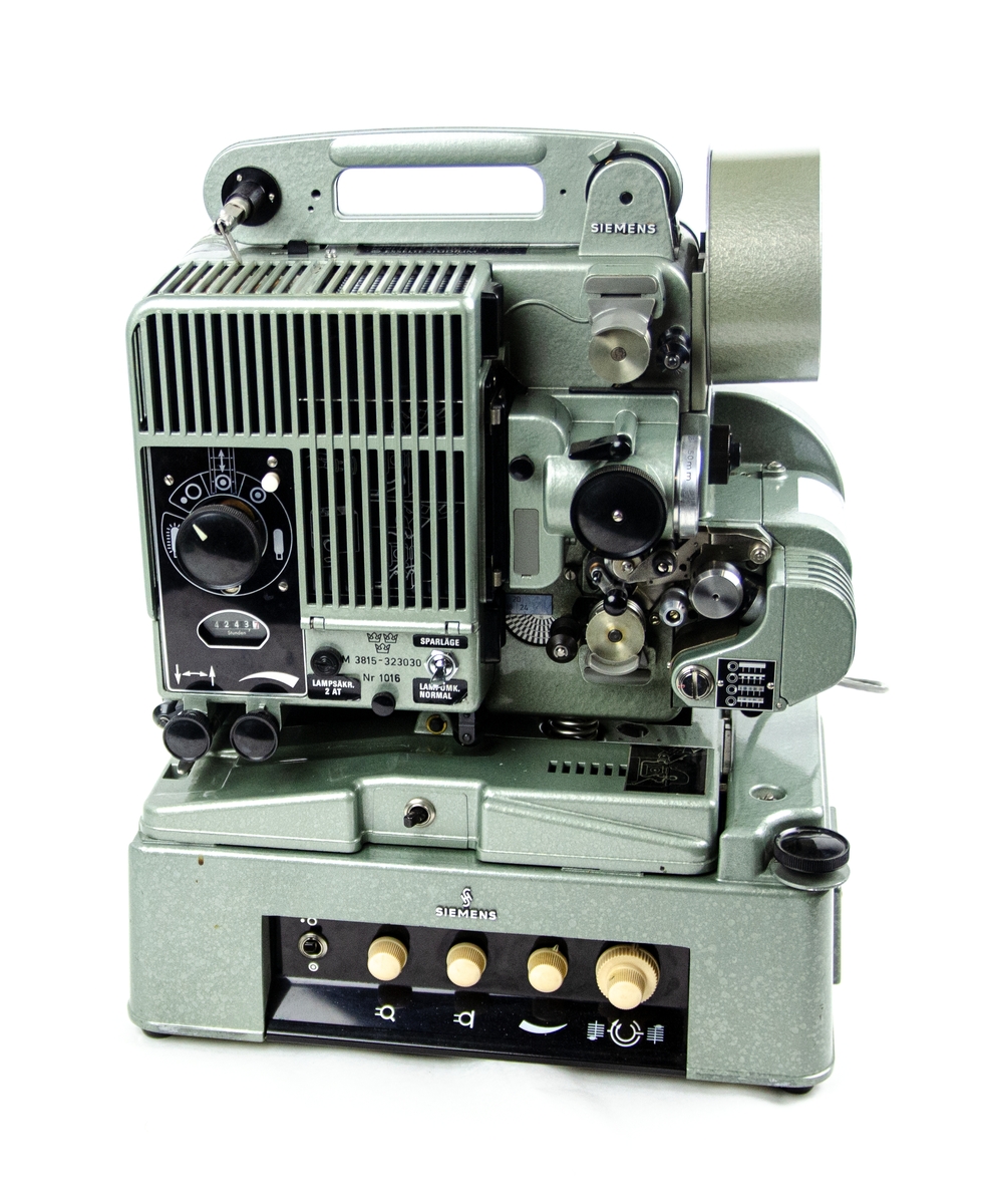 Filmprojektor Siemens 2000 16MM. Avancerad projektor med en mängd inställningsmöjligheter. Inbyggd förstärkare med uteffekt 10W. Bland inställningsmöjligheterna finns bland annat filmhastighet, uppspelningsriktning volym- och tonkontroll. Förvarad i en grön trälåda. Bärbar, med handtag.