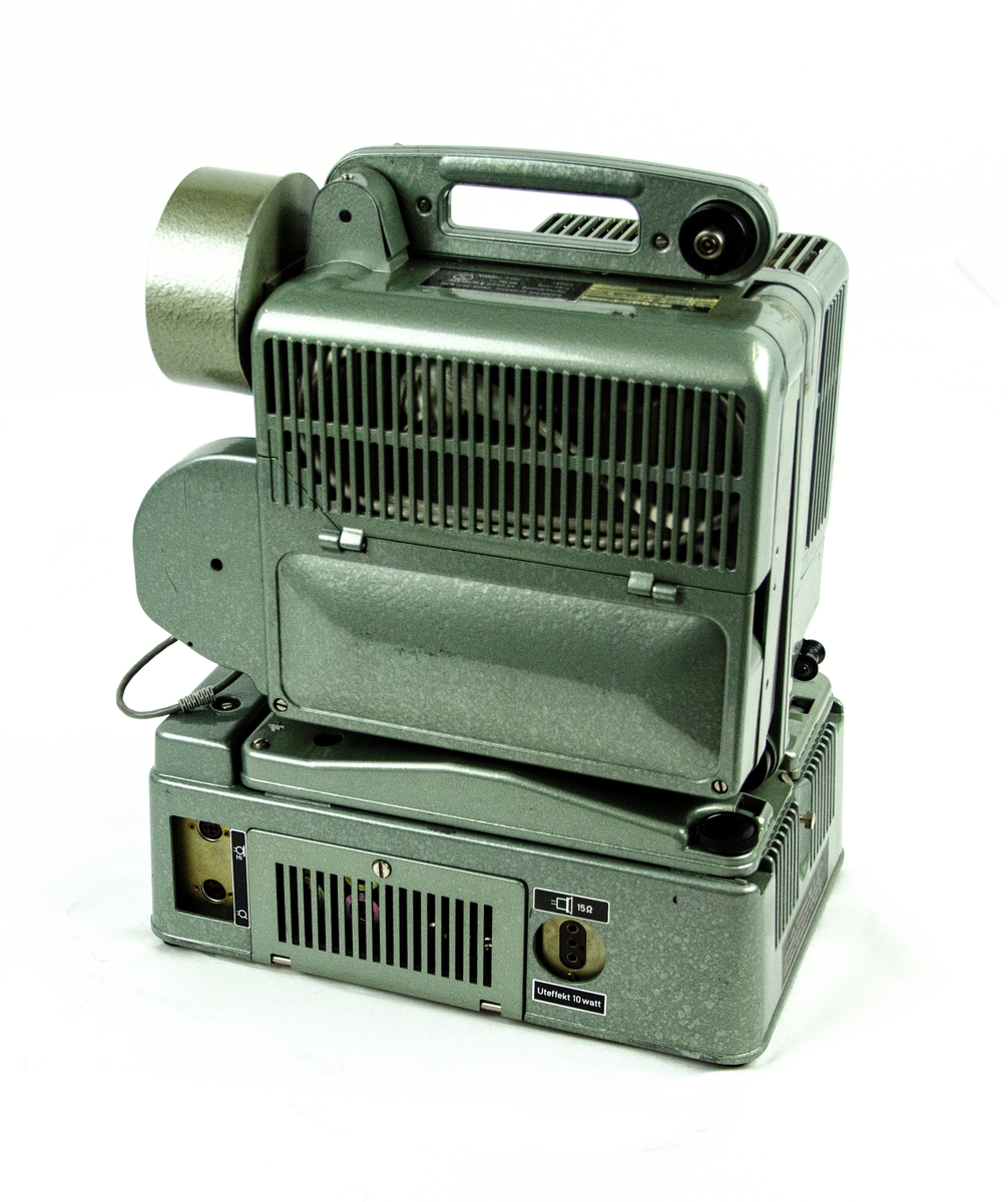 Filmprojektor Siemens 2000 16MM. Avancerad projektor med en mängd inställningsmöjligheter. Inbyggd förstärkare med uteffekt 10W. Bland inställningsmöjligheterna finns bland annat filmhastighet, uppspelningsriktning volym- och tonkontroll. Förvarad i en grön trälåda. Bärbar, med handtag.