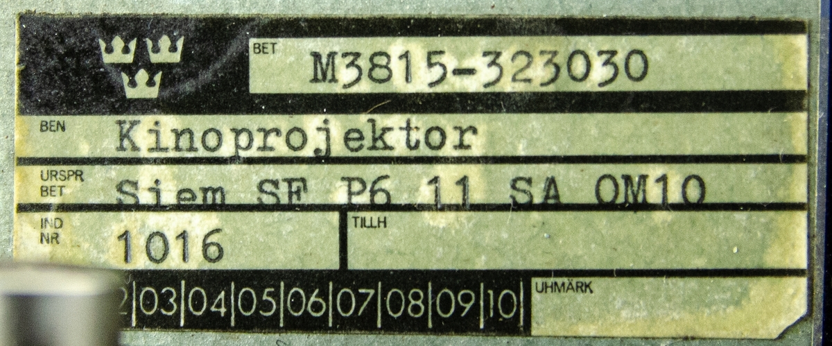 Filmprojektor Siemens 2000 16MM. Avancerad projektor med en mängd inställningsmöjligheter. Inbyggd förstärkare med uteffekt 10W. Bland inställningsmöjligheterna finns bland annat filmhastighet, uppspelningsriktning volym- och tonkontroll. Förvarad i en grön trälåda. Bärbar, med handtag.