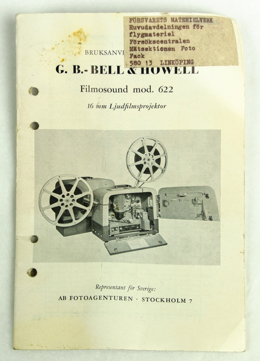 Filmprojektor 16MM, Bell & Howell. Projektor med inbyggd förstärkare, extern högtalare. Möjlighet att ansluta yttre mikrofon. En för sin tid mycket avancerad projektor med en mängd inställningsmöjligheter av såväl själva filmuppspelningen som förstärkarenheten. Är monterad i trälåda med bärhandtag. Avsedd för 110V ac. Anslutningssladd saknas.