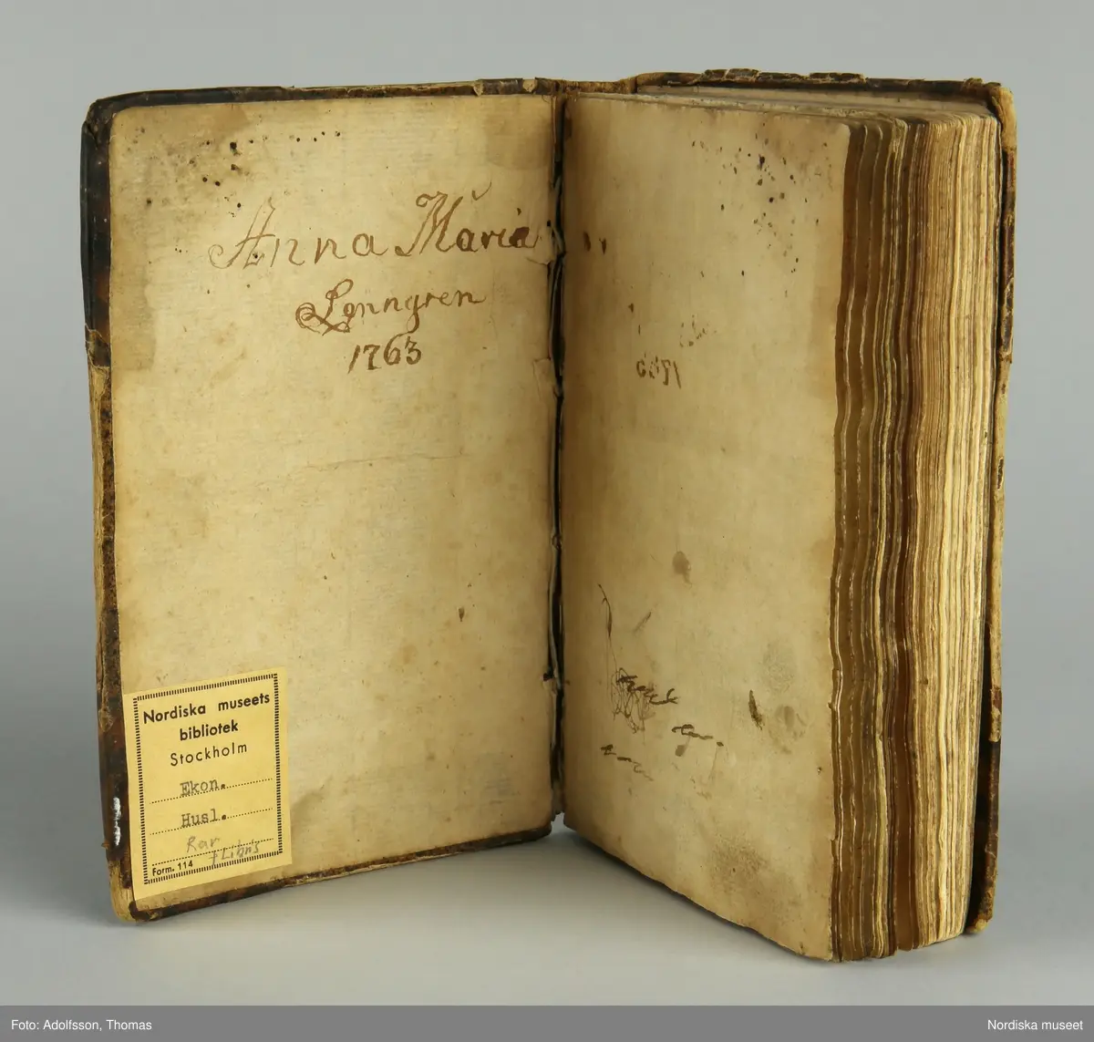 Kokbok av Maria Elzberg (1751) med titeln:  
Försök til en pålitelig matrednings-bok, eller Upriktig beskrifning på allehanda matlagning, med hwad thertil hörer, såsom then nu för tiden är brukelig uti the förnämste hof-kök, utan then förr wanlige tilsatts af en myckenhet krydder. Jemte en upsats på rätters indelning til måltider, theras upsättande på borden, och om betjänandet therwid. Af M.E.B. Stockholm, tryckt uti kongl. tryckeriet, 1751.

Har tillhört författaren Anna Maria Lenngren.
