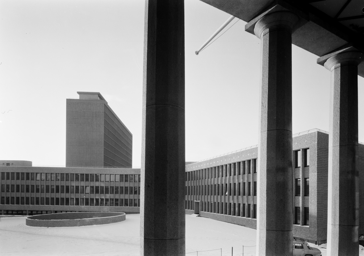 Eksteriørfoto av Y-blokka i Regjeringskvartalet.  Arkitekt Viksjø vant arkitektkonkurransen i 1939. Høyblokka i kvartalet sto ferdig i 1958, mens Y-blokka ble føyd til i 1969.