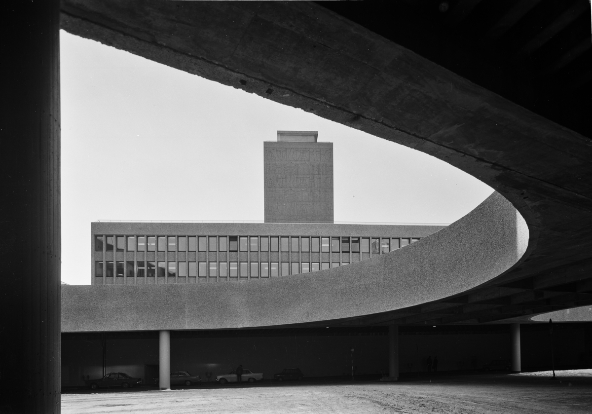 Eksteriørfoto av Y-blokka i Regjeringskvartalet.  Arkitekt Viksjø vant arkitektkonkurransen i 1939. Høyblokka i kvartalet sto ferdig i 1958, mens Y-blokka ble føyd til i 1969.