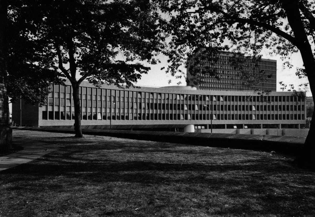 Eksteriørfoto av Y-blokka i Regjeringskvartalet.  Arkitekt Viksjø vant arkitektkonkurransen i 1939. Høyblokka i kvartalet sto ferdig i 1958, mens Y-blokka ble føyd til i 1969.