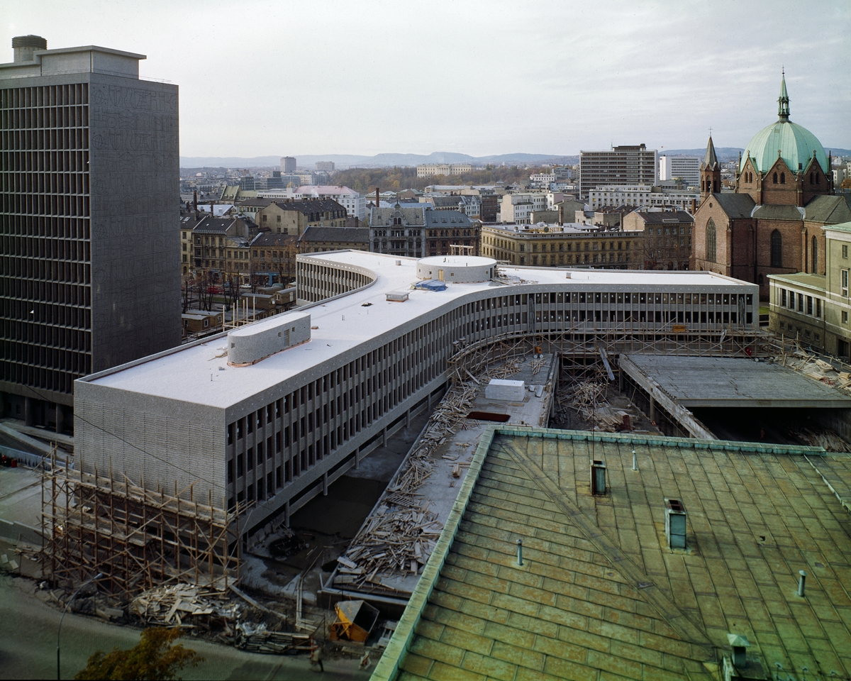 Eksteriørfoto av Y-blokka i Regjeringskvartalet.  Arkitekt Viksjø vant arkitektkonkurransen i 1939. Høyblokka i kvartalet sto ferdig i 1958, mens Y-blokka ble føyd til i 1969.