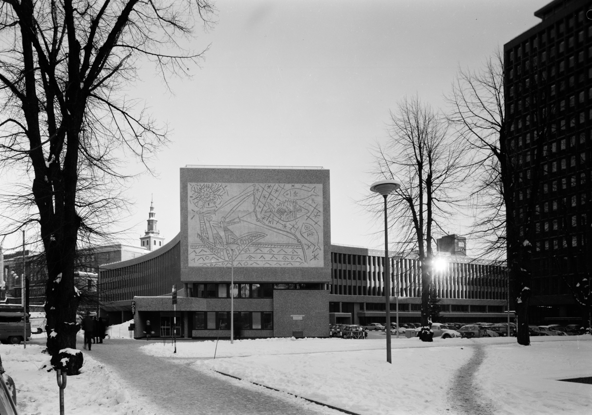 Eksteriørfoto av Y-blokka i Regjeringskvartalet.  Arkitekt Viksjø vant arkitektkonkurransen i 1939. Høyblokka i kvartalet sto ferdig i 1958, mens Y-blokka ble føyd til i 1969.