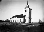 Styrnäs kyrka. Den nya kyrkan av arkitekten J.F Åbom ersatte en medeltida stenkyrka. I motsats till de flesta kyrkor har den koret i väster och tornet i öster, där även ingången är.  Inredningen utfördes av bildhuggaren Olof Hofrén. Korväggen har en målad skenarkitektur i grisaille med altartavla - Kristi uppståndelse.