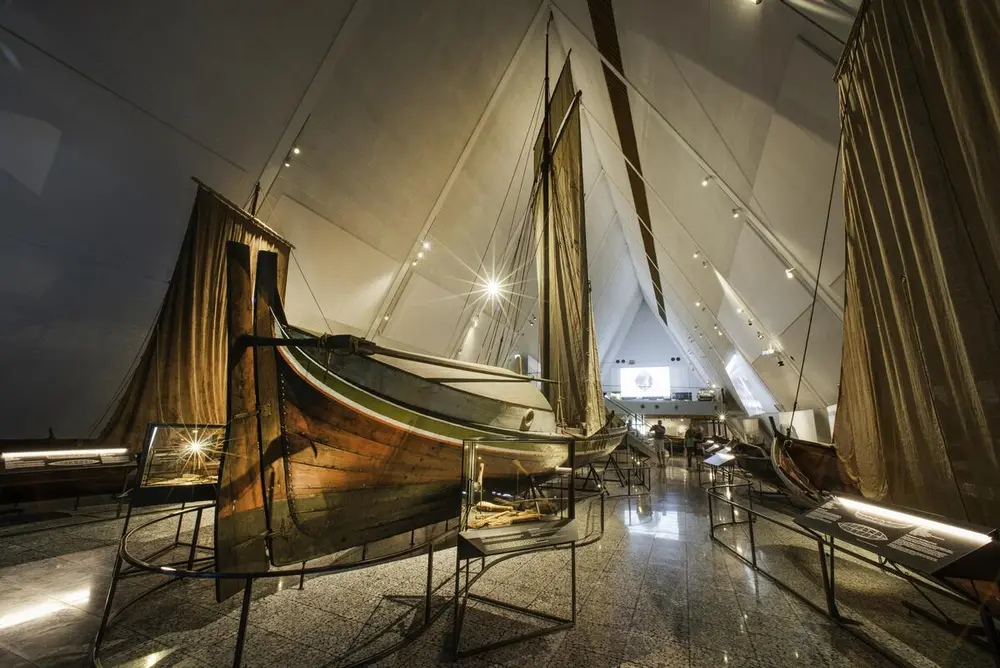 Tradisjonelle norske seilbåter fra 1800-tallet utstilt i Båthallen på Norsk Maritimt Museum.