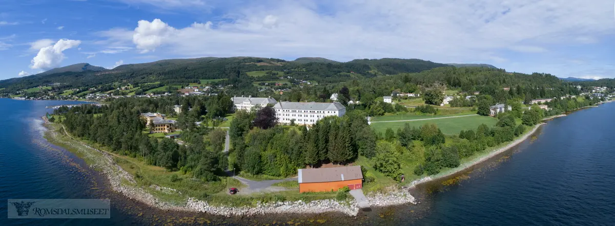 Oppdøl sjukehus er et psykiatrisk sykehus som ligger på Hjelset i Molde. Sykehuset ble åpnet i 1913 som et typisk asyl i landlige omgivelser..I 1925 åpnet en ny avdeling, og nye bygninger kom også til i mellomkrigstiden og i 1961. .På det meste hadde sykehuset cirka 500 døgnpasienter. Siden 1984 har sykehuset vært organisert som en avdeling under Molde sjukehus..19. desember 2014 ble Oppdøl valgt som det nye stedet for det felles sykehuset i Nordmøre og Romsdal.