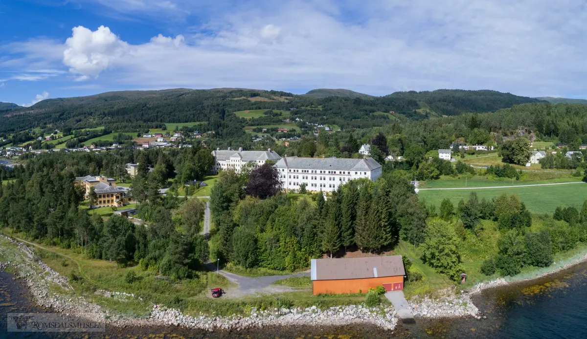 Oppdøl sjukehus er et psykiatrisk sykehus som ligger på Hjelset i Molde. Sykehuset ble åpnet i 1913 som et typisk asyl i landlige omgivelser..I 1925 åpnet en ny avdeling, og nye bygninger kom også til i mellomkrigstiden og i 1961. .På det meste hadde sykehuset cirka 500 døgnpasienter. Siden 1984 har sykehuset vært organisert som en avdeling under Molde sjukehus..19. desember 2014 ble Oppdøl valgt som det nye stedet for det felles sykehuset i Nordmøre og Romsdal.