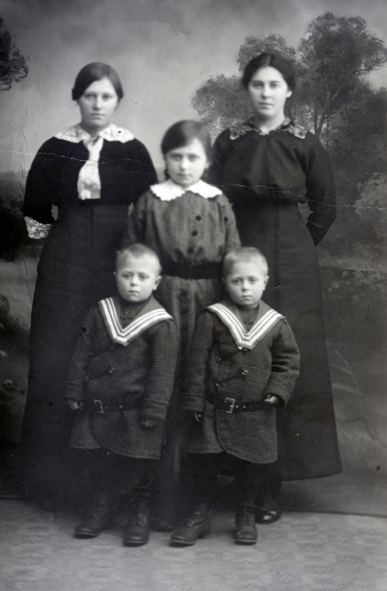 Gruppebilde,kvinner og barn.Ukjent. Postkort.