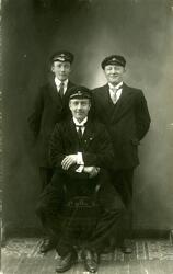 Gruppebilde, tre unge menn.Ukjent. Postkort.