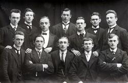 Gruppebilde, unge menn.Ukjent. Postkort.
