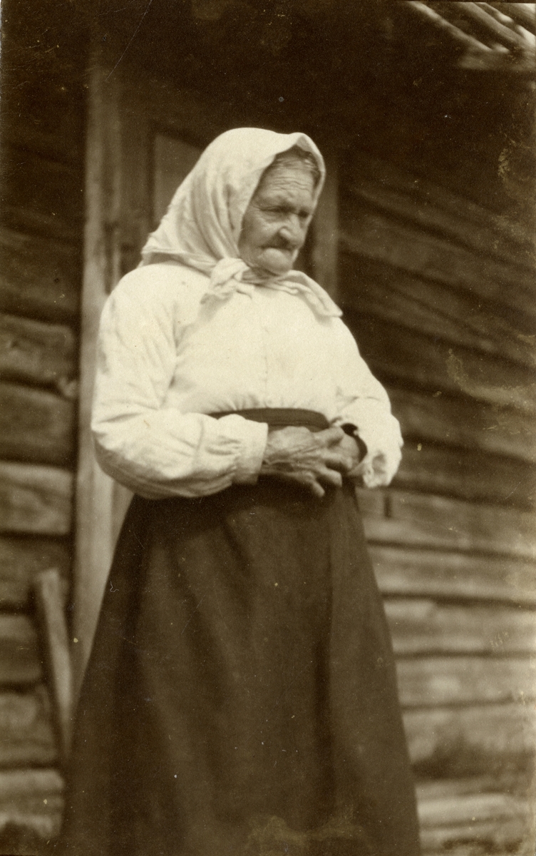 Eldre kvinne.Ukjent. Postkort.