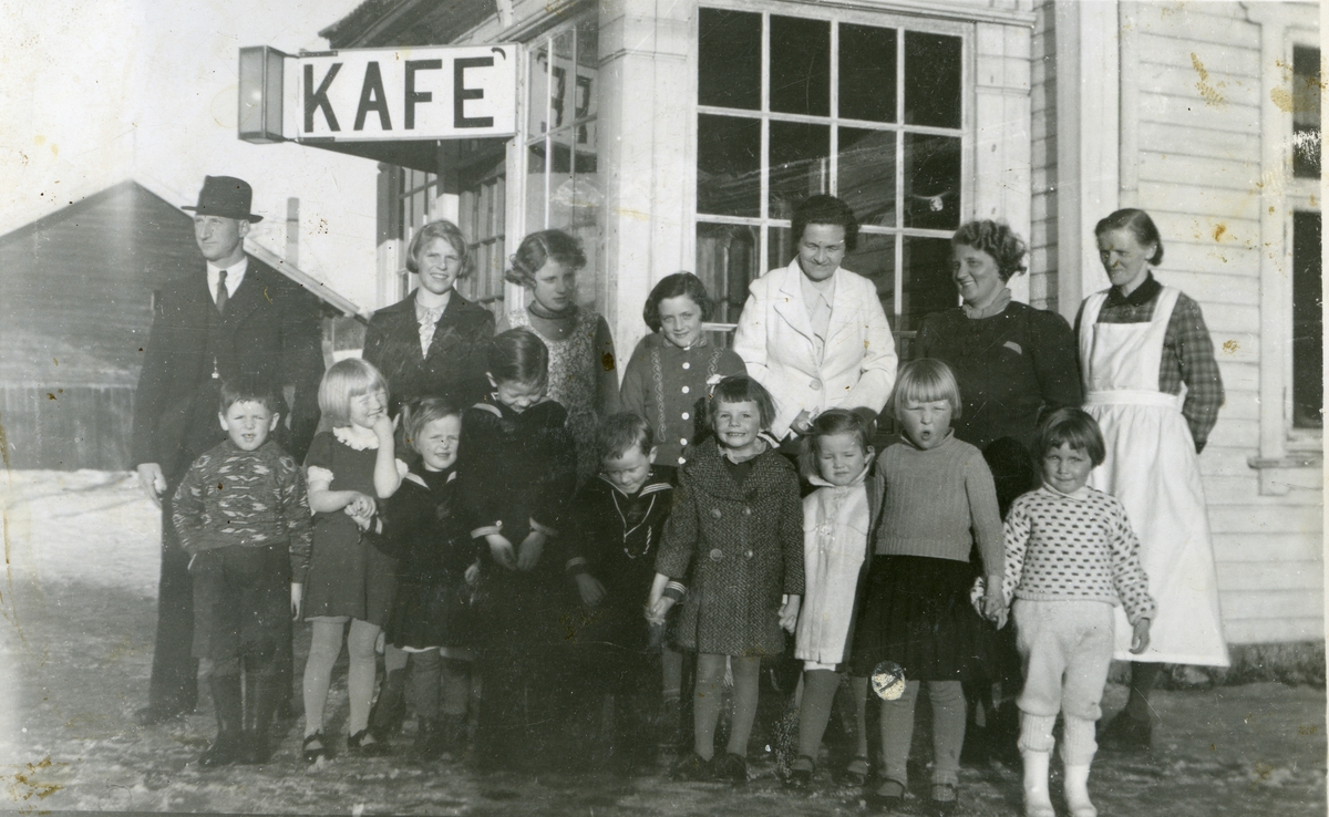 Gruppebilde med barn og voksne