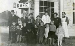 Gruppebilde med barn og voksne