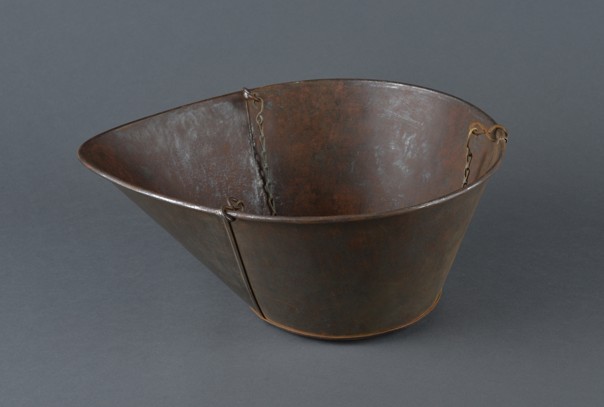 Skålvekt i metall. 
Mangler loddene for vekta, som skal stå på brettet. 
Skåla, hvor det som skulle veies ble plassert er dråpeformet. Antatt fordi det som skulle veies enklere kunne helles ut. 
Noe rust.
Består av to deler. Skålvekt og oppheng