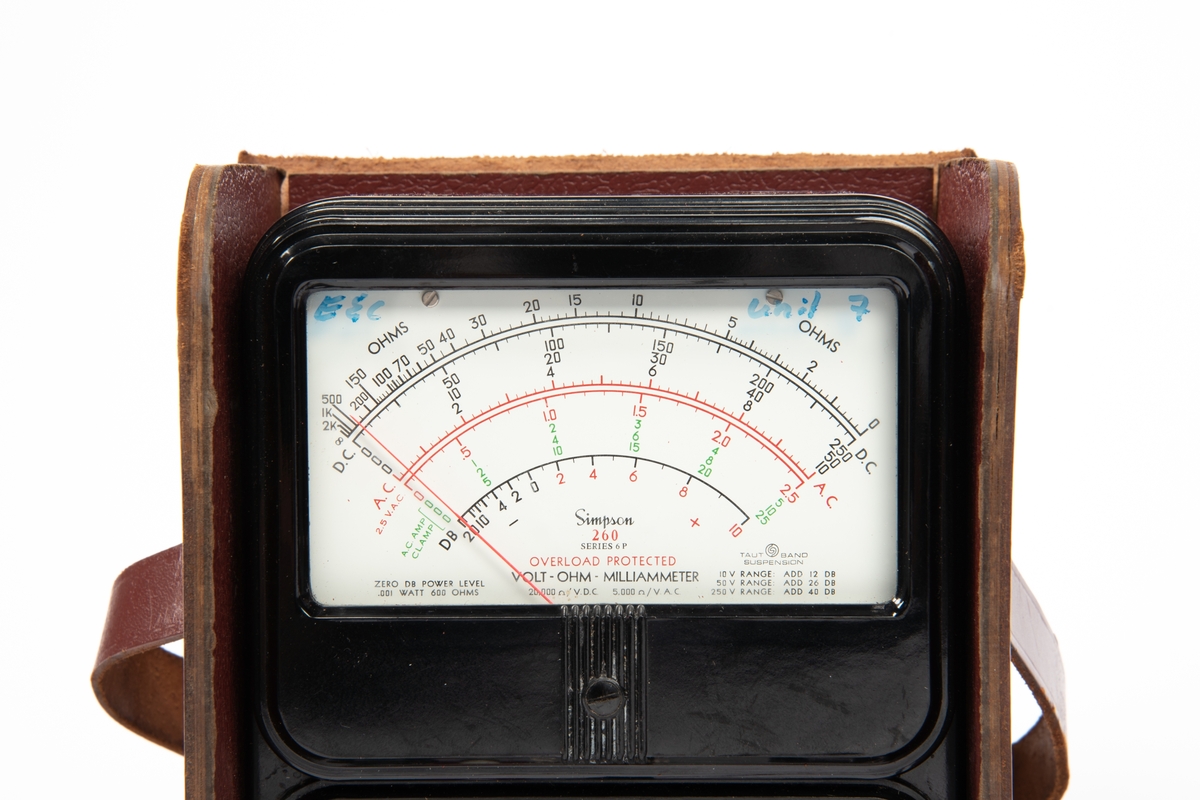 Analogt multimeter med to testledninger oppbevart i etui.