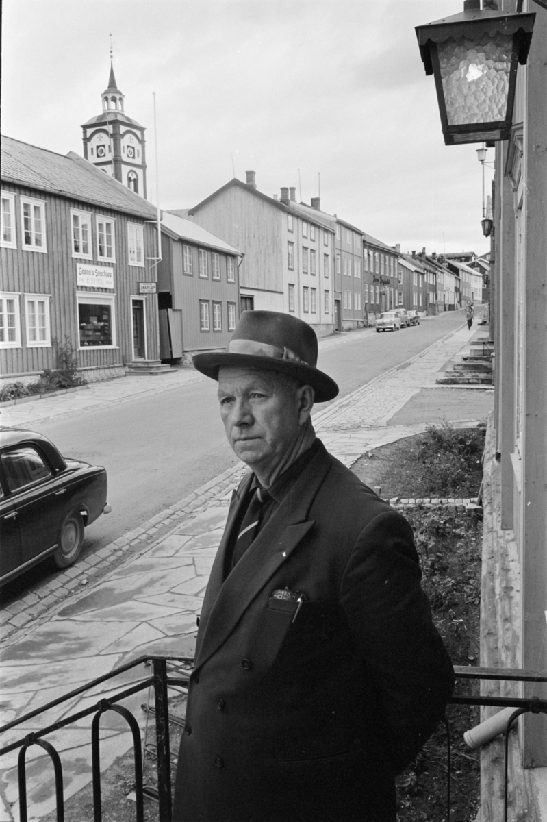 Portrett av en mann med hatt i en gate på Røros.