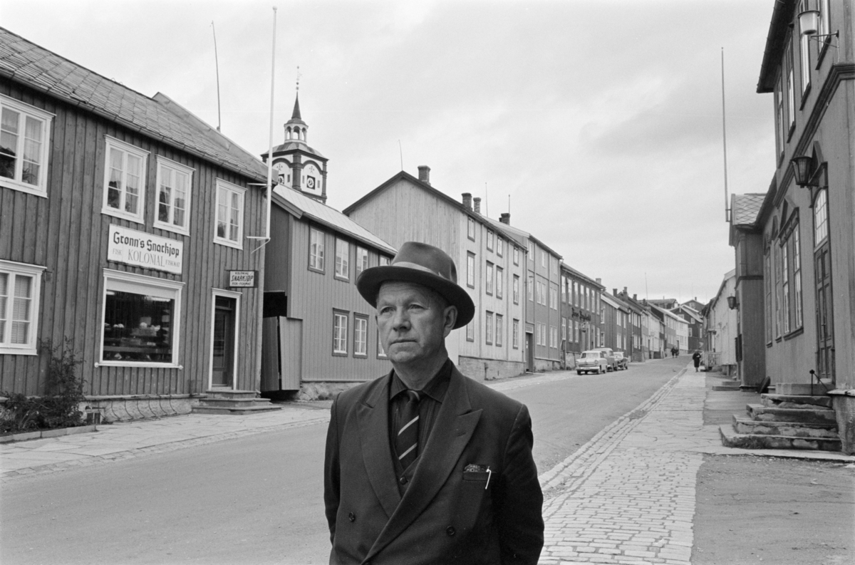 Portrett av en mann med hatt i en gate på Røros.