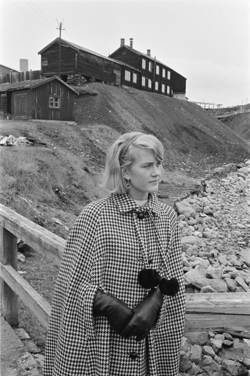 Portrett av en kvinne i bylandskapet på Røros.