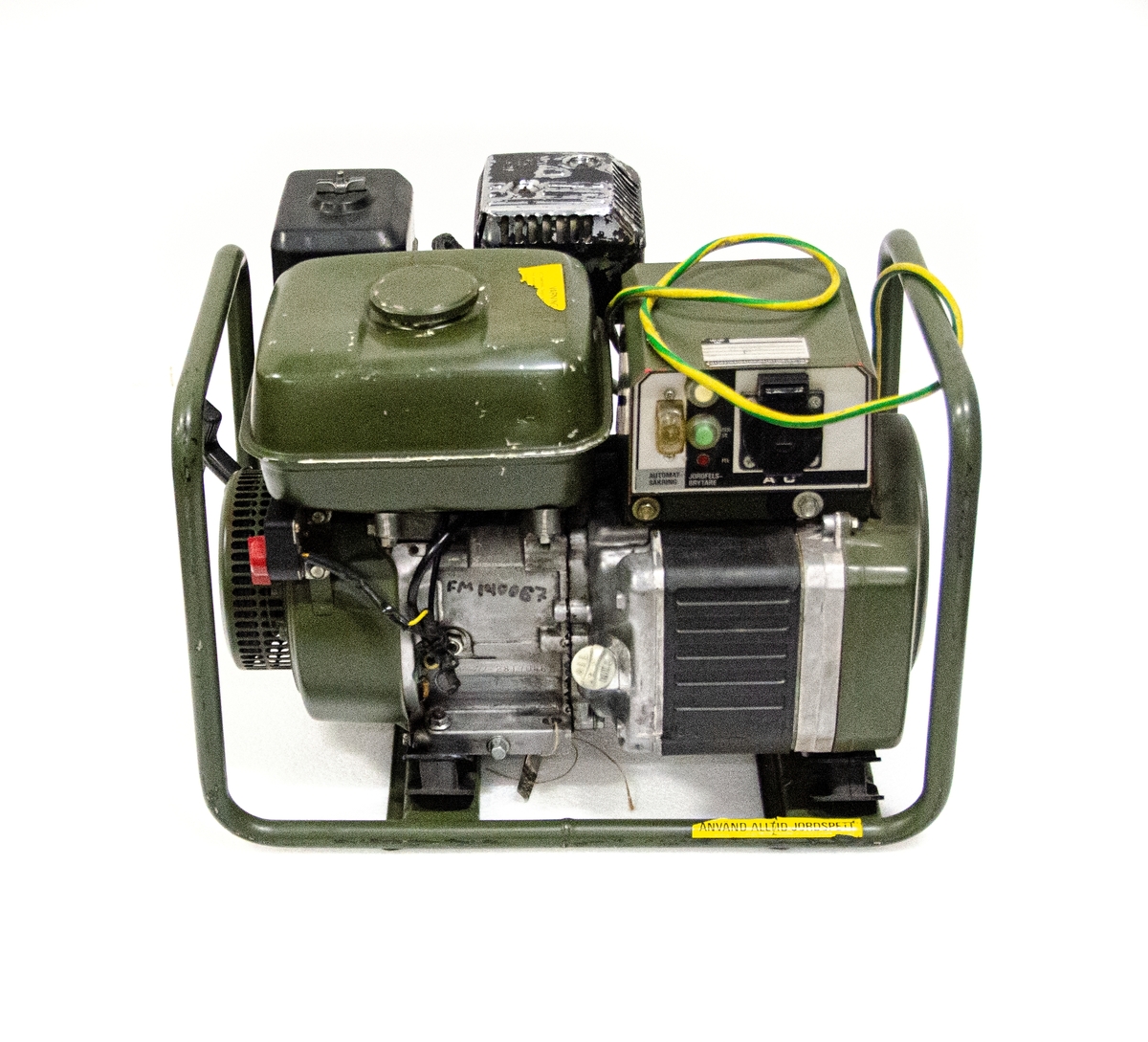 Elverk 1700W. Motor Honda, GX140. Vikt 35 KG, 1600W. Kontinuerl 1900W MAX 30 min. 220V 50HZ bensin 4-takt. Med tillhörande instruktionsbok och följesedel.