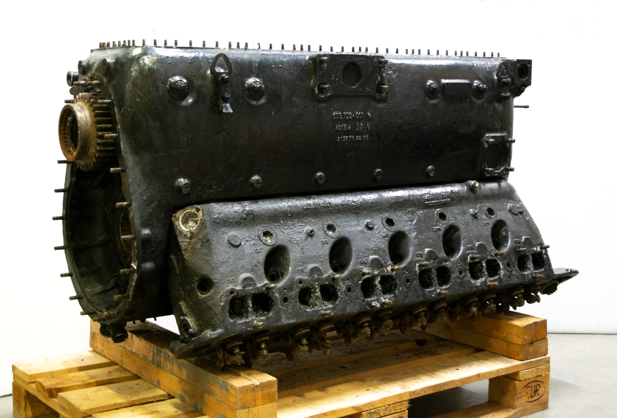 Motorblock samt lösa delar till Daimler Benz DB 605 som suttit i flygplan B 18B, individ 18172 (FVM.140239).