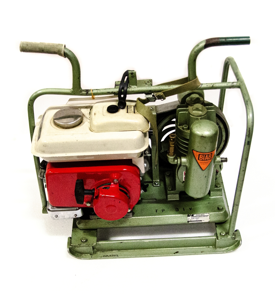 Kompressoraggregat, Honda G28, 2,8 HP. 100L/MIN 7KP,1-CYL, Förgasarmotor 2HK. För teleskåpmast 20M. Till föremålet hör en anpassad skyddsklädsel, dubbel uppsättning av manöverenhet samt slang med tillhörande komponenter. Till kompressoraggregatet finns även en tillhörande följesedel.