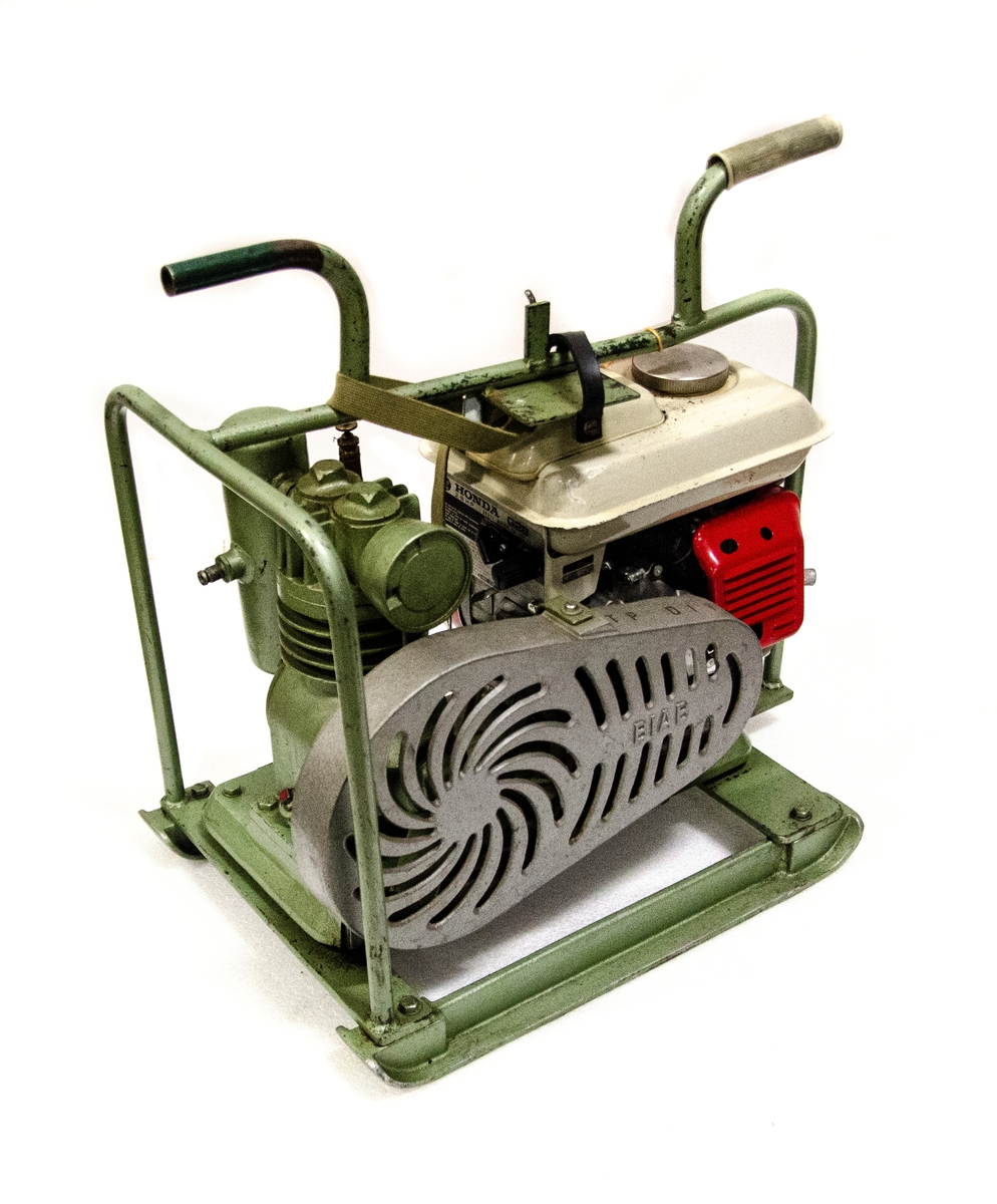 Kompressoraggregat, Honda G28, 2,8 HP. 100L/MIN 7KP,1-CYL, Förgasarmotor 2HK. För teleskåpmast 20M. Till föremålet hör en anpassad skyddsklädsel, dubbel uppsättning av manöverenhet samt slang med tillhörande komponenter. Till kompressoraggregatet finns även en tillhörande följesedel.