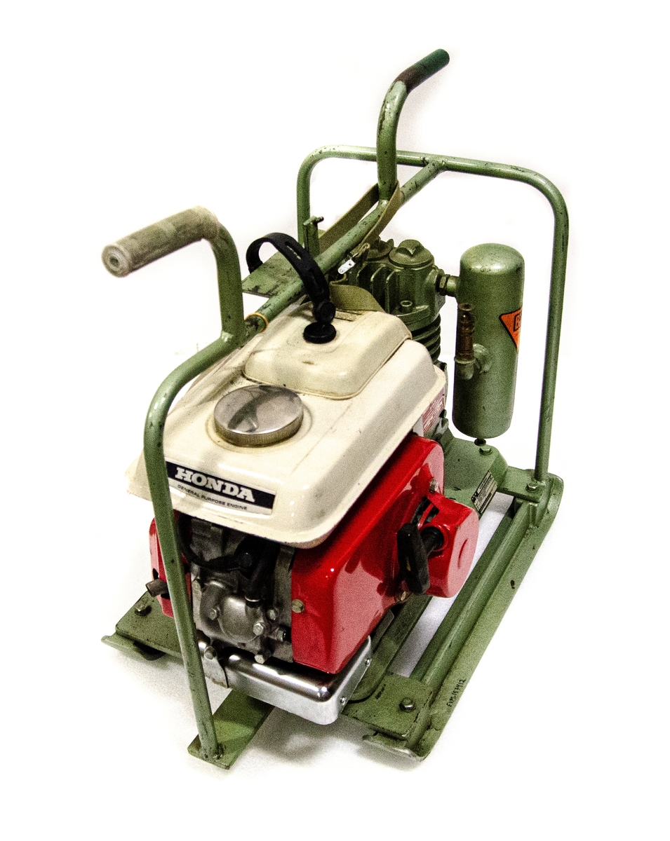 Kompressoraggregat, Honda G28, 2,8 HP. 100L/MIN 7KP,1-CYL, Förgasarmotor 2HK. För teleskåpmast 20M. Till föremålet hör en anpassad skyddsklädsel, dubbel uppsättning av manöverenhet samt slang med tillhörande komponenter. Till kompressoraggregatet finns även en tillhörande följesedel.
