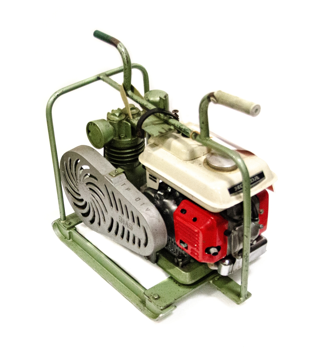 Kompressoraggregat, Honda G28, 2,8 HP. 100L/MIN 7KP,1-CYL, Förgasarmotor 2HK. För teleskåpmast 20M. Till föremålet hör en anpassad skyddsklädsel, dubbel uppsättning av manöverenhet samt slang med tillhörande komponenter. Till kompressoraggregatet finns även en tillhörande följesedel.
