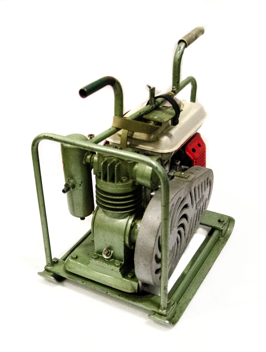 Kompressoraggregat, Honda G28, 2,8 HP. 100L/MIN 7KP,1-CYL, Förgasarmotor 2HK. För teleskåpmast 20M. Till föremålet hör en anpassad skyddsklädsel, dubbel uppsättning av manöverenhet samt slang med tillhörande komponenter. Till kompressoraggregatet finns även en tillhörande följesedel.