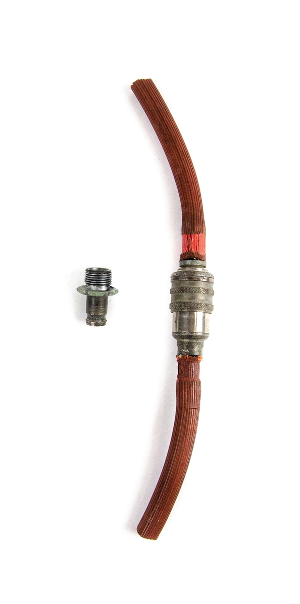 Kompressoraggregat, Honda G28, 2,8 HP. 100L/MIN 7KP,1-CYL, Förgasarmotor 2HK. För teleskåpmast 20M. Till föremålet hör en anpassad skyddsklädsel, dubbel uppsättning av manöverenhet samt slang med tillhörande komponenter. Till kompressoraggregatet finns även en tillhörande följesedel.