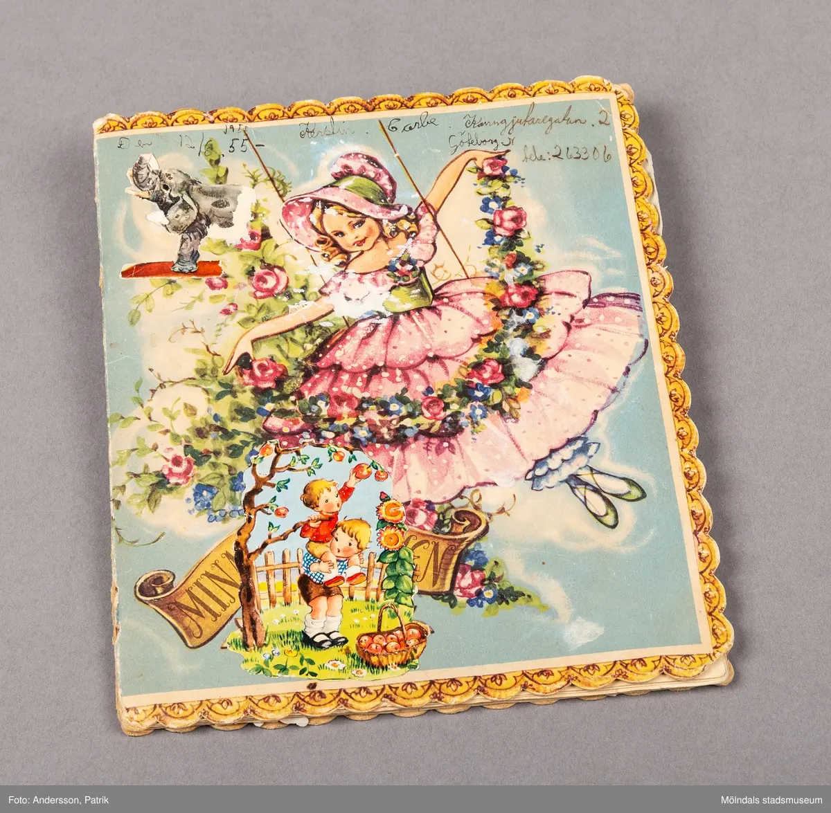 Ett album som innehåller en samling med bokmärken. Albumet har en spetsliknande kant i guldfärg. Albumets omslag är blått med en bild som föreställer en flicka med rosa klänning och rosa hatt. Flickan håller i en rosa och grön blomstergirlang.
Längst upp på framsidan, står ägarens namn kerstin Carbe med handskriven stil. Även adress och telefonnummer finns som påskrift. Albumet är i väldigt fint skick. Alla sidor har bokmärken omsorgsfullt inklistrade i olika tematan. En sida förställer bokmärken med engelska motiv. Det finns också en sida med blommor. En sida föreställer bara bilder på svenska kungligheter.
Bokmärkes samlingar och utbyte av dessa, var en vanligt förekommande sysselsättning i skolåldern på 50-talet och fram till 70-talet.