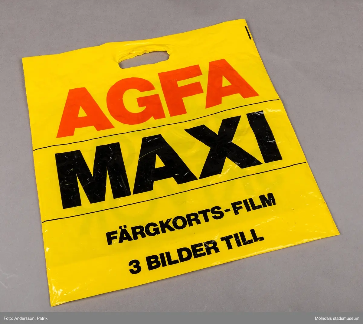 En gul kvadratisk plastpåse med svart eller röd text på både fram och baksidan. Bokstäverna består av endast versaler. Påsen har reklamtext från en foto och skivaffär. Påsens form är avsedd för att en LP skiva ska rymmas,
Butiken som hade påsarna heter AB Elof Ericsons Foto Skivor och är fortfarande belägen i Mölndal. Idag är butiken främst orienterad mot foto.
Då påsen tillverkades hade butiken en fotoavdelning och en skivavdelning.