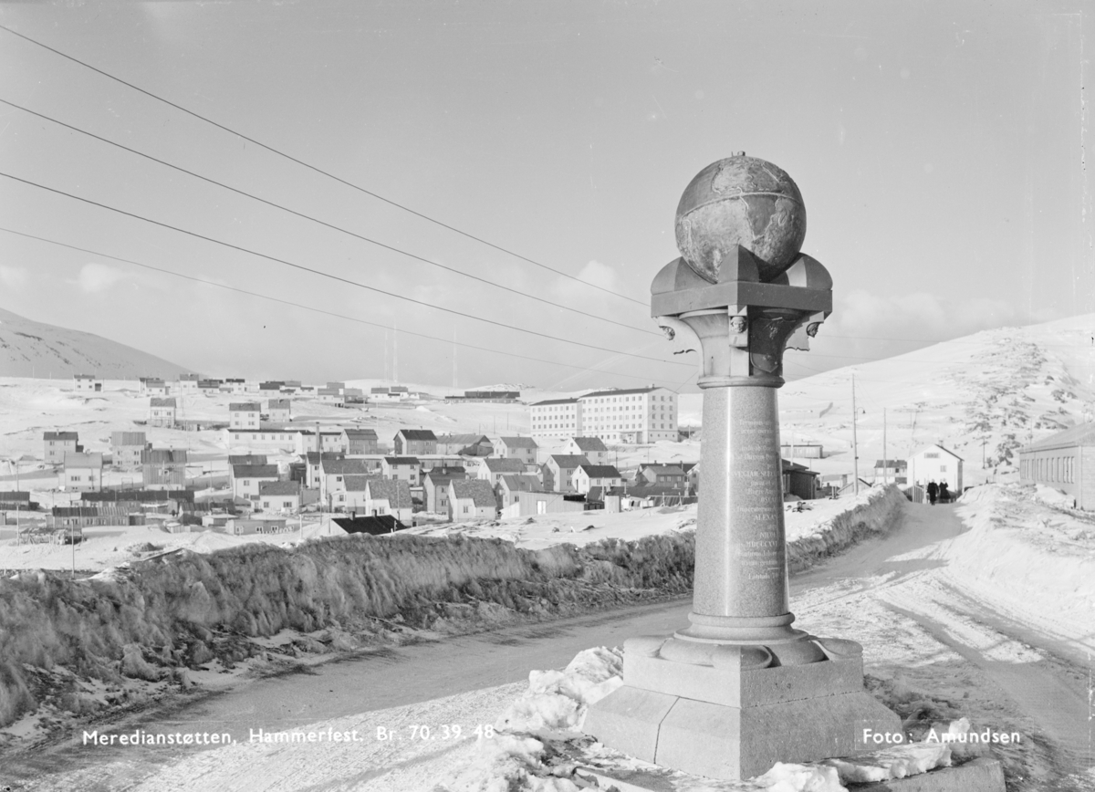 Foto brukt til postkort av meridianstøtten i Hammerfest.