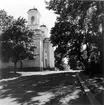 Härnösands domkyrka. Arkitekt Johan Adolf Hawerman. Nyklassistisk stil. Vitputsad stenkyrka med ett mittorn ,två mindre torn och västfasad med pelarrad.En del inventarier från den äldre kyrkan bland annat altartavlan från 1700-talet.Treskeppigt kyrkorum. Orgel från 1731 av Johan Caliman med barockfasad av Magnus Granlund från Hudiksvall