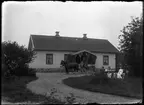 Familj framför bostadshus