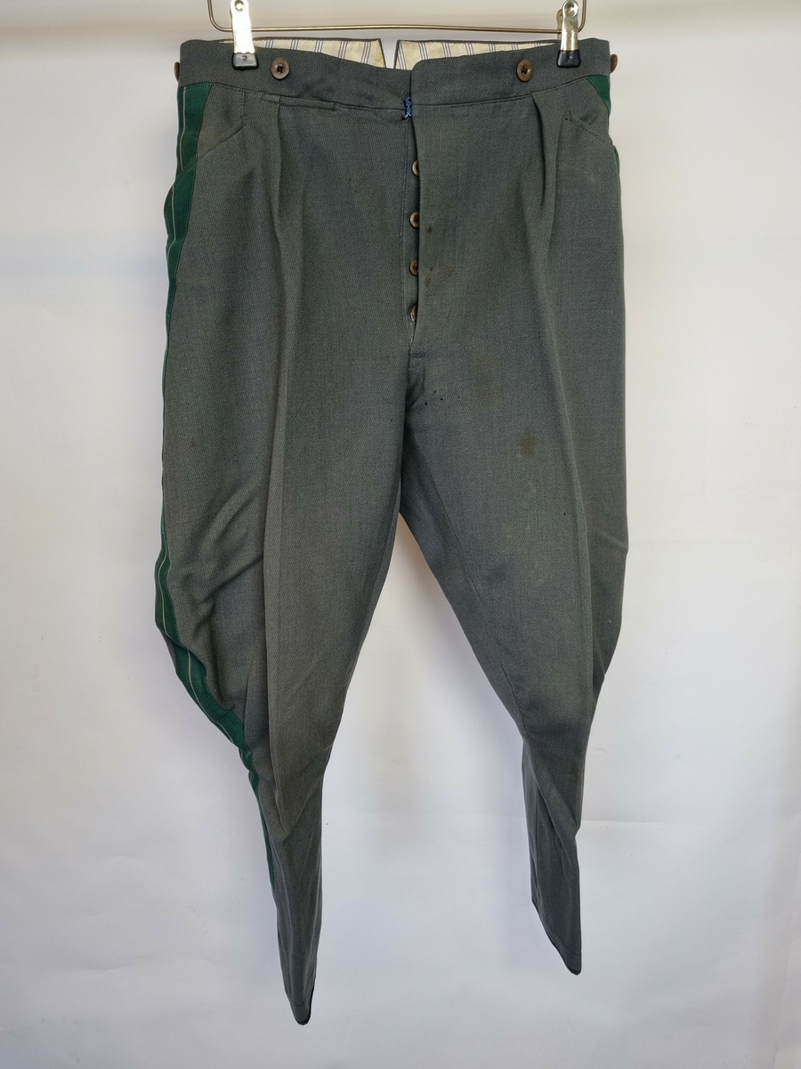 HH.1973-0331 A= Jakke, feltuniform
HH.1973-0331 B= Ridebukse
