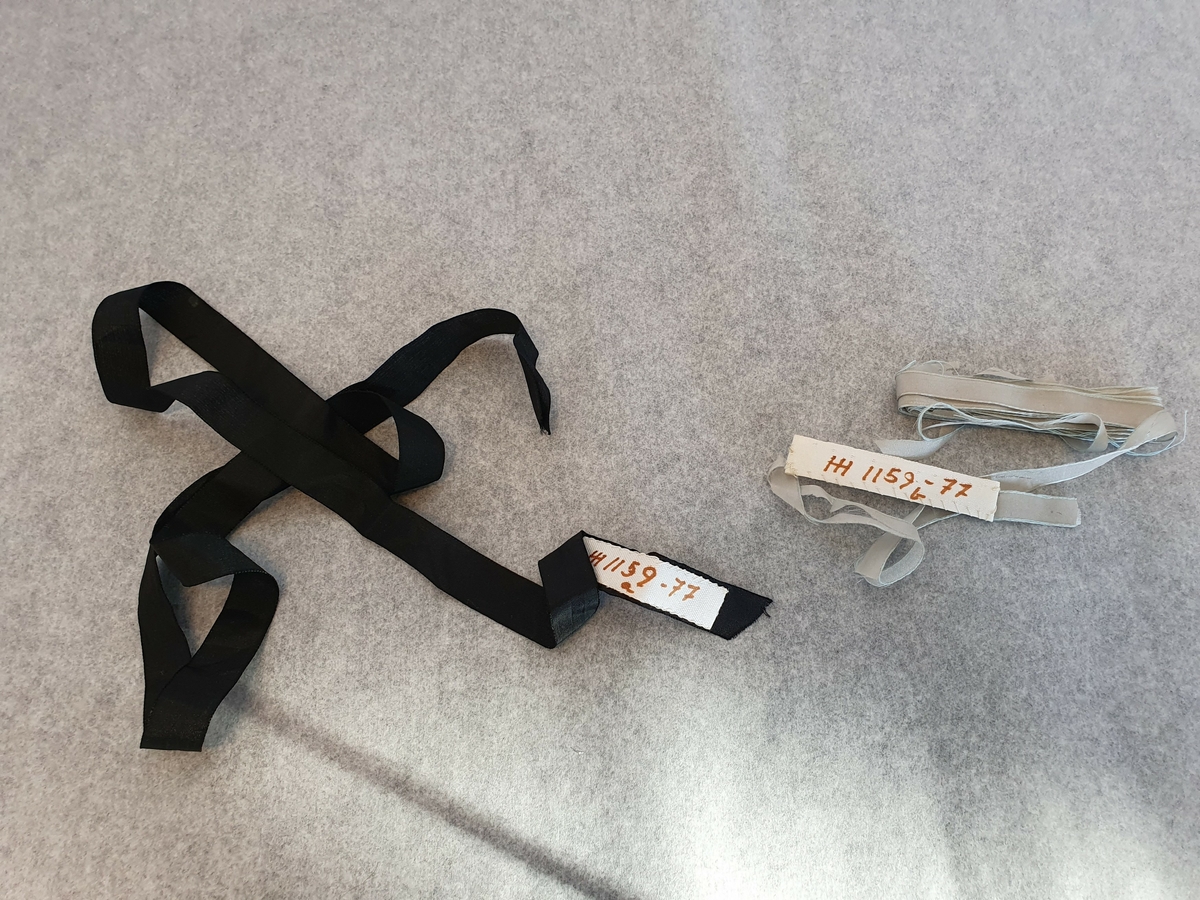 1159-77 a-c                                                                  Torp landhandel
                                                                                     Sandlund
                                                                                     gnr. 1, bnr. 3
Silkebånd

a) Svart
   L:  100
   Br:     1,5

b) Lyseblått
    L: 265
    Br:    1

c) Gulhvitt
   L: 202
   Br:  12

Fra klesloftet  2.etg.               

G: Hanna Torp, våren 1977                                                          EIE