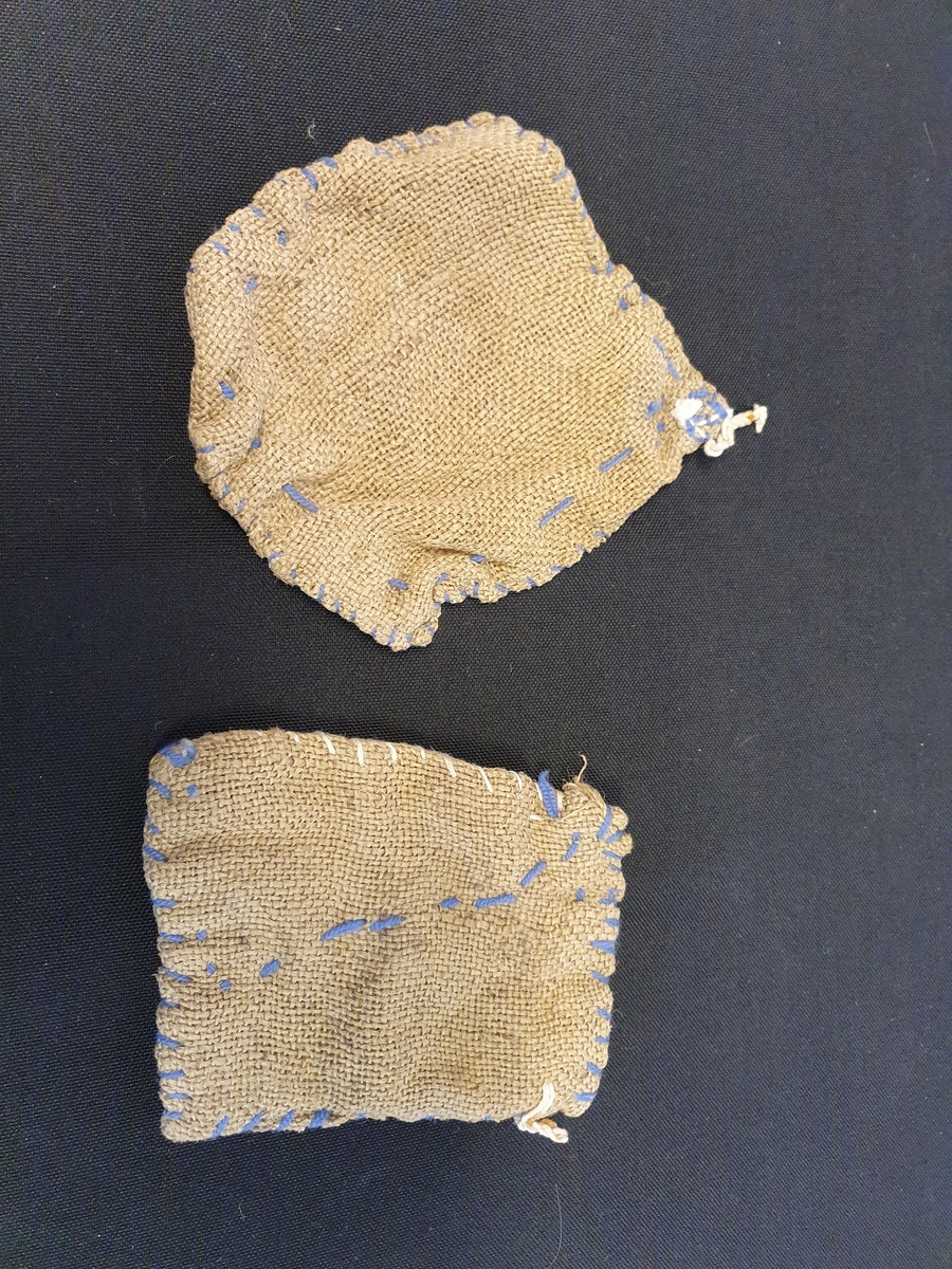 HH 1821-77 a,b                                                              Brennsetra
                                                                                       Vang alm.
Gryteklut
a) Naturfarget sekkestrie
    Sydd for hånden med blå ulltråd  og hvit bomullstråd 
    Hyssinghempe 

    B:   12,5
    L:   16

b) Som a
    Ikke hvit tråd 
    
   B:      14,5
   L:       15,5

Hang nær komfyren

G: Oddvar Ingvoldstad, Lindholt, Vang, 2.9.76                          EIE