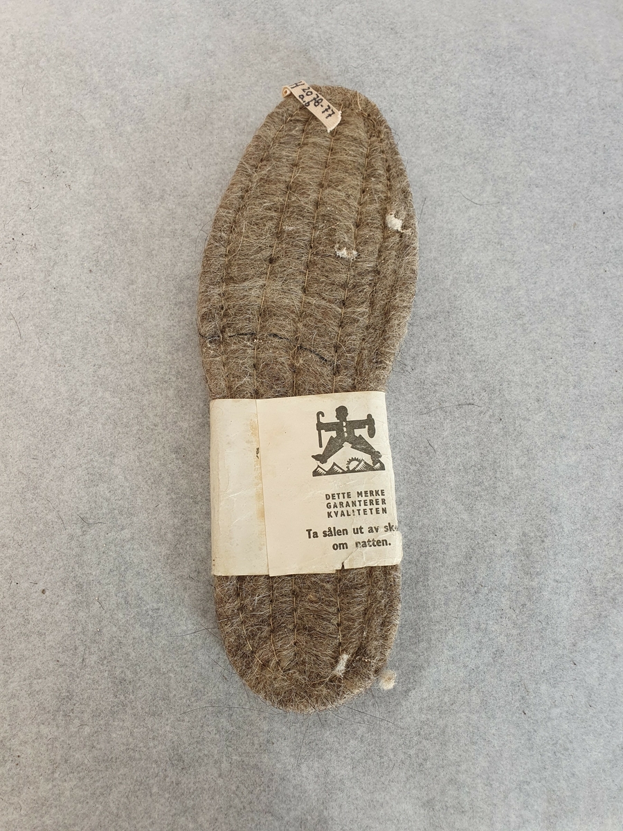 HH 2078-77 a,b                                                       Eriksrud Landhandel
                                                                                gnr. 235, bnr.1
                                                                                Ringsaker
Såler, et par

a) Utv. ull grå. Innlegg papp.
   Maskinsøm.
   Omslag sort trykk. Bilde av en geitbukk, mann med syvmilsstøvler.
   "RAGG DAME  36 SAALEFABRIKKEN RECORD"
   
    L:              23,3
    Br.:              7,6

b) som a.

G: Gunvor Smestad Nilsen, Rostadvn. 34, Brumunddal, våren 1975   EIE
