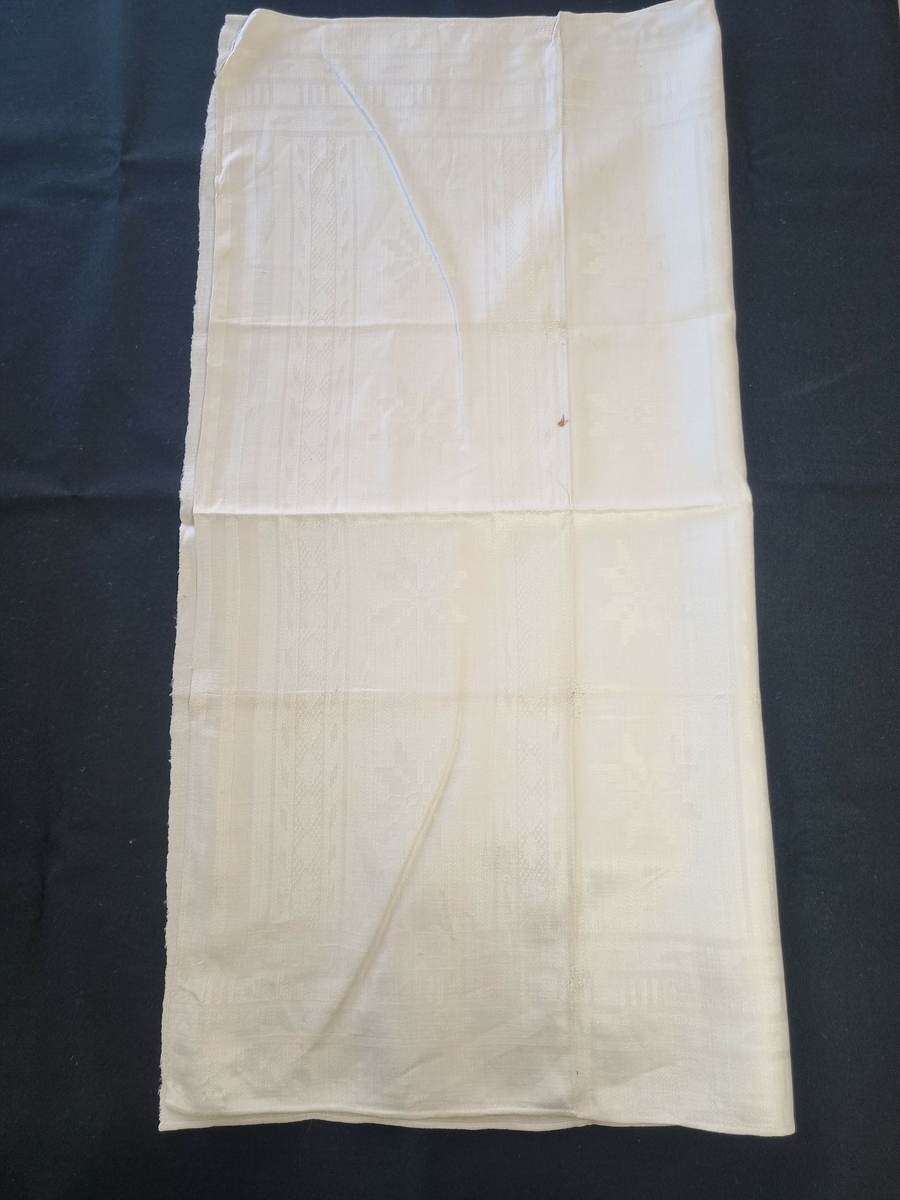 HH 2194-77                                                         Bjerregårdsgt. 49
                                                                            Oslo
Serviett i damask

a) Hvit lin. Stjerne- og stripemønster.
   Tverrsidene er faldet med håndsøm.
   Innvevet i to hjørner: "F.C.S.I"

b) Som a, mål:    82x83

c) Som a, mål:    78,5x82

d) Som a, mål:    81x83,5


g: Gunnar Trætteberg, 30.09.1976                                             E.I.E.