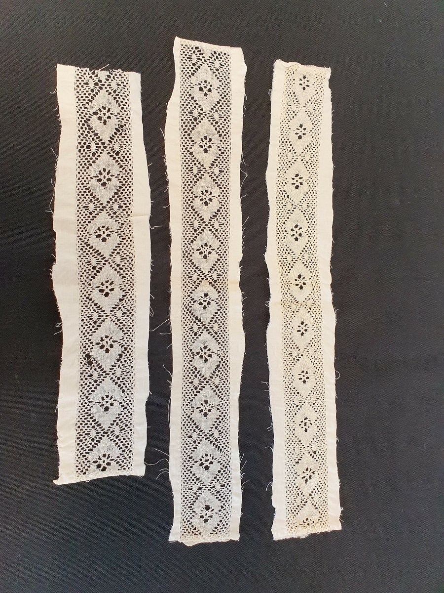 HH 2193-77 a-c                                                         Bjerregårdsgt. 49
                                                                                  Oslo
Kniplingsremse til mellomverk

a) Hvit lintråd. Håndkniplet.
    Gjennombrutt mønster.
    Tette ruter med blomst i midten.
    Rester av hvitt linstoff toskaft på hver langside.

    L. knipling:         46
    Br.    "                  5
    H.total ca.:           7,5

b)  Som a.
     L:                      35
     H. total ca.:         8
     
c)  Som a.
    L:                       46
    H.total ca.:           7

G: Gunnar Tætteberg, 30.09.1976                                                  E.I.E
