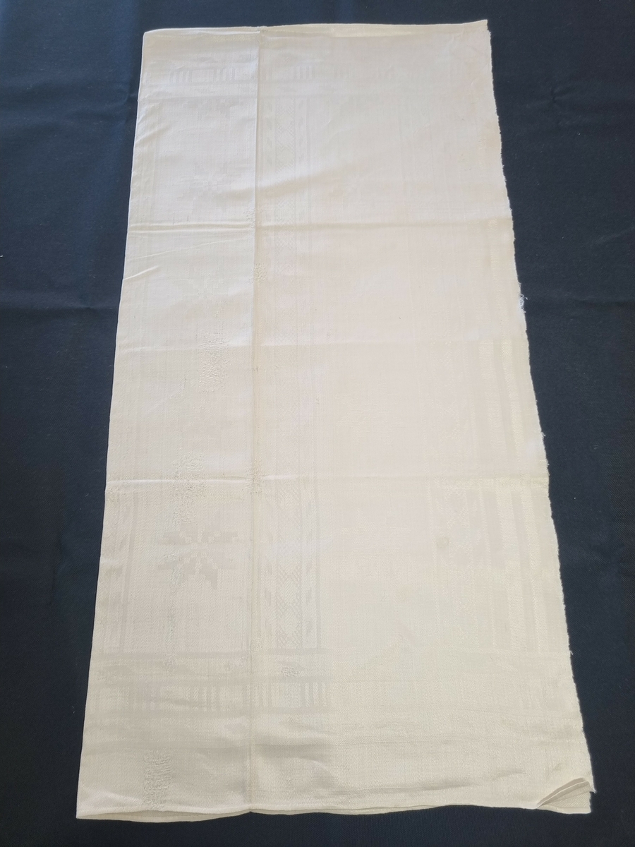 HH 2194-77                                                         Bjerregårdsgt. 49
                                                                            Oslo
Serviett i damask

a) Hvit lin. Stjerne- og stripemønster.
   Tverrsidene er faldet med håndsøm.
   Innvevet i to hjørner: "F.C.S.I"

b) Som a, mål:    82x83

c) Som a, mål:    78,5x82

d) Som a, mål:    81x83,5


g: Gunnar Trætteberg, 30.09.1976                                             E.I.E.