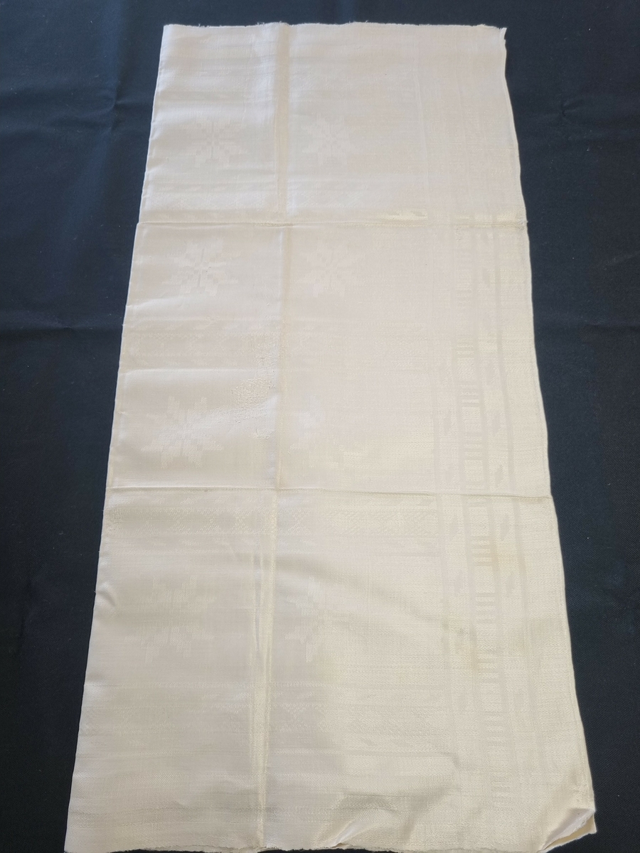 HH 2194-77                                                         Bjerregårdsgt. 49
                                                                            Oslo
Serviett i damask

a) Hvit lin. Stjerne- og stripemønster.
   Tverrsidene er faldet med håndsøm.
   Innvevet i to hjørner: "F.C.S.I"

b) Som a, mål:    82x83

c) Som a, mål:    78,5x82

d) Som a, mål:    81x83,5


g: Gunnar Trætteberg, 30.09.1976                                             E.I.E.