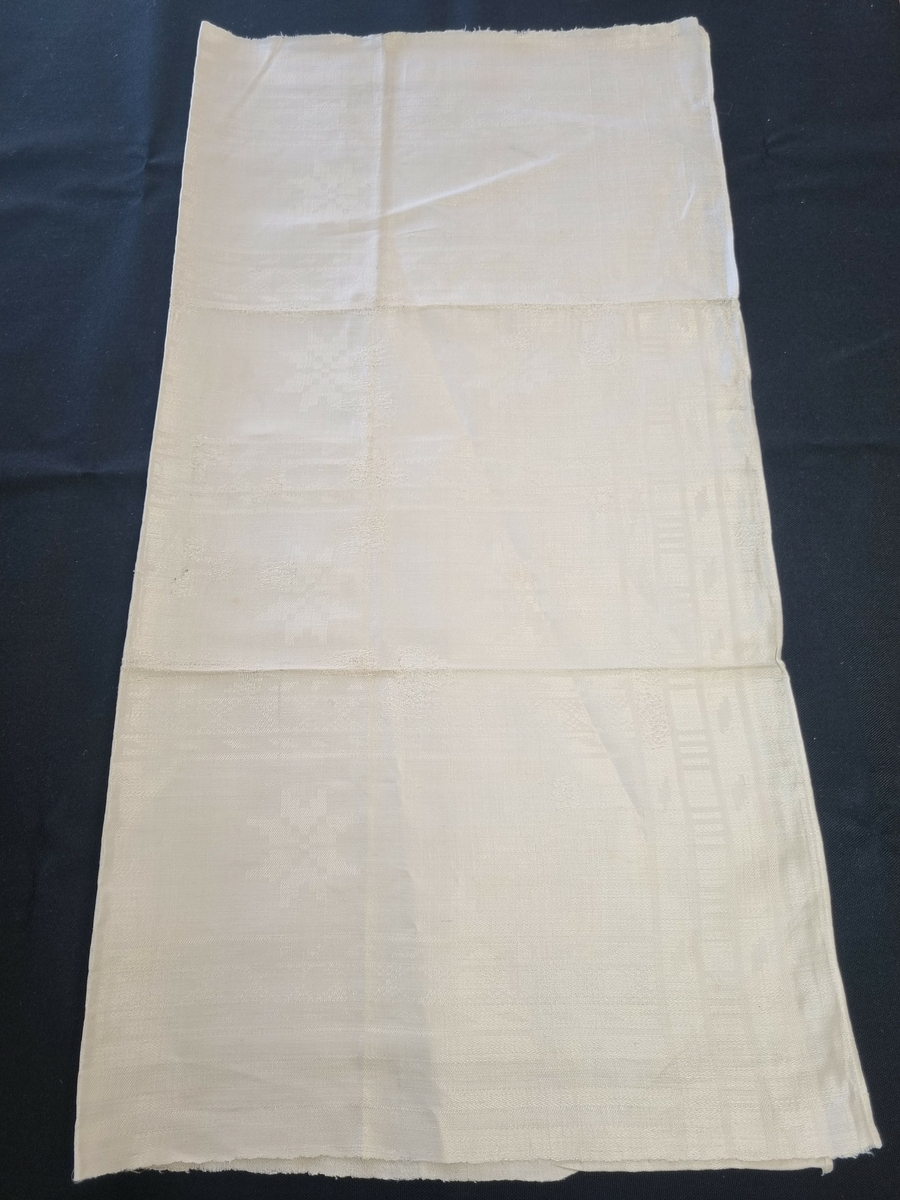 HH 2194-77                                                         Bjerregårdsgt. 49
                                                                            Oslo
Serviett i damask

a) Hvit lin. Stjerne- og stripemønster.
   Tverrsidene er faldet med håndsøm.
   Innvevet i to hjørner: "F.C.S.I"

b) Som a, mål:    82x83

c) Som a, mål:    78,5x82

d) Som a, mål:    81x83,5


g: Gunnar Trætteberg, 30.09.1976                                             E.I.E.