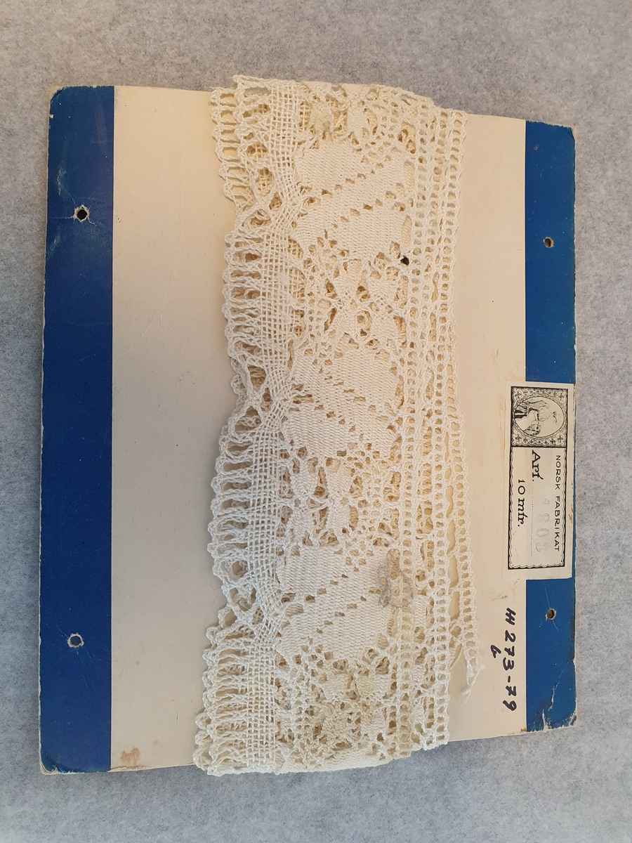 HH 273-79   a, b                                                                                                                                          Lunde , Gaupen
                                                                                                                                                                   gnr. 24, bnr.13
                                                                                                                                                                    Ringsaker      

                          
                                                                                                                                                                  
Blonde på vinsel

a ) Hvit bomull. Gjennombrutt. Maskinheklet . Flekker.
  
     L: 226
     H : 6,5

b) Vinsel av papp.  Hvit m/blå striper. Stempel: " NORSK FABRIKAT Art 1803 10 mtr "

    H :  18,8
    Br.:  22

Fra dødsbo etter:
Anton Lund (f. 25 .7. 1885 , d.12.3.1971)
Mathias Lund (f. 26 . 8.1887, d .7. 5 . 1974)
Arne Lund (f. 5.10.1892, d.2.1.1969)                                                                                                                                                                                                         

G: Ingrid oe Mathias Larsen, Lunde, Gaupen , Ringsaker                                                                                                       E.I.E.