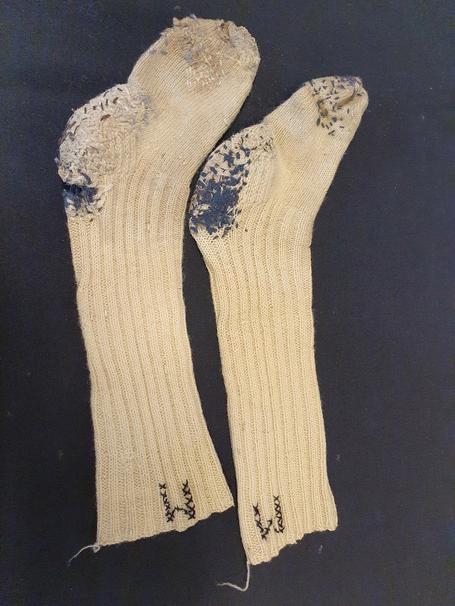 HH 322-79   a,b                                                                                                                                                                 Lunde, Gaupen
                                                                                                                                                                                          gnr. 241, bnr. 13
                                                                                                                                                                                          Ringsaker

Sokker, mann

a) Hvit ull, hjemmestrikket i to rette og en vrang, Mrk. med brune korsting "M"
   Stoppet med mørkegrått ullgarn.

   L. med hel:             43
   Br.oppe:                 13
   L.fot:                      28
   Br. fot midten:        11,5



Fra døsbo etter:

                         Anton Lund    (f. 25.7.1885, d. 12.3.1971)
                         Mathias Lund (f. 26.8.1887, d. 7.5. 1974)
                         Arne Lund      (f. 5.10.1892, d. 2.1.1969)


G: Ingrid og Mathias Larsen, Lunde, Gaupen, Ringsaker                                                                                                                        E.I.E