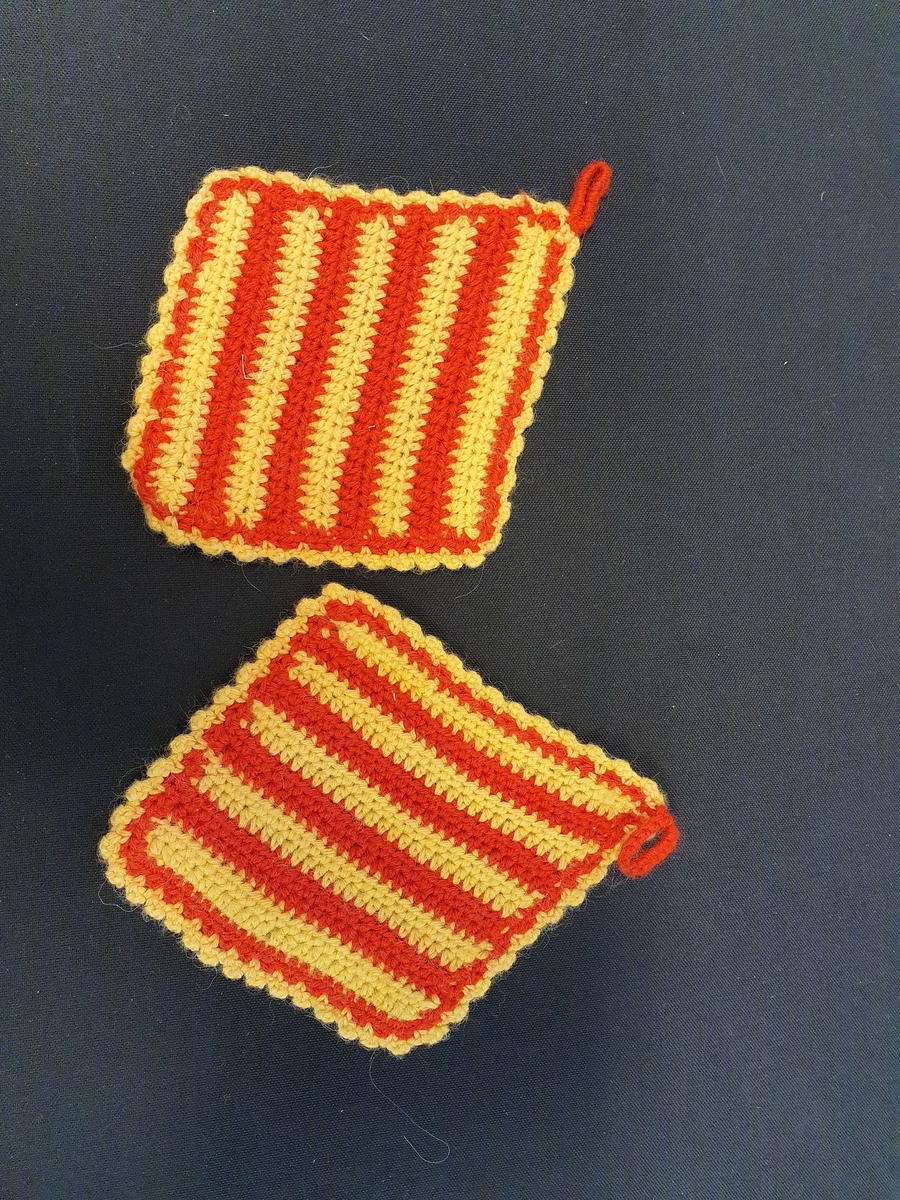 HH  597-79  a-b                                                                                                                                                      Lunde, Gaupen
                                                                                                                                                                                gnr. 241, bnr. 13
                                                                                                                                                                                Ringsaker
                                                                                                                                          

Grytekluter, et par

a) Håndheklet av ullgarn. Gul og rødbrune. Hempe i ett hjørne.

   Mål:             15,5 x 19
   L. hempe:           3,5

   God stand.


b) Som a.

 
Fra dødsbo etter: 
                          Anton Lund          f. 25.7.1885           d. 12.3.1971
                          Mathias Lund       f. 26.8.1887           d.   7.5.1974
                          Arne Lund            f. 5.10.1892           d.   2.1.1969



G: Ingrid og Mathias Larsen, Lunde, Gaupen, Ringsaker, våren 1979                                                                                                    E.I.E